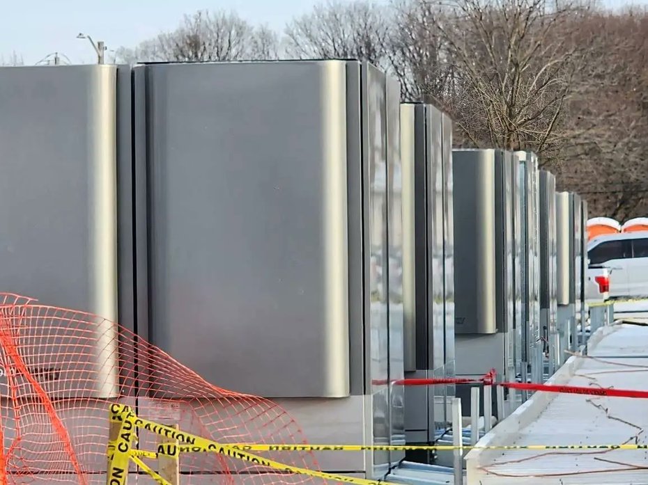 fuelcellsworks's tweet image. A #fuelcell system at Huron Campus in Endicott is nearing completion. Installed by @Bloom_Energy, it highlights growing demand for on-site power as businesses expand—offering faster solutions than grid upgrades. 

#FuelCells #Energy #Infrastructure

fcw.sh/8Los8T