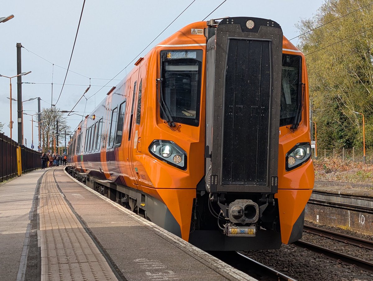 DownOnTheStour's tweet photo. Out exploring the Lickey Hills ๐๏ธ
Been a while since I've been on the Cross City but I used it today on a walk up to the Beacon Hill. Spectacular Views ๐
#DOTS #trainphotography #railwayphotography #class730 #class196 #lickeyhills https://t.co/QsRzqmDCq2