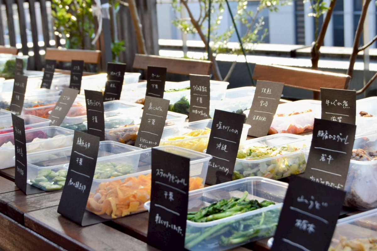 orionis23's tweet photo. そしてゼミでの思考にいつも素晴らしい料理で伴奏してくださる小桧山さん。第4期の最終回は、45種の具材のちらし寿司をみんなで食べながら、一年の学びをふり返りました。 https://t.co/PwCFXW2yKU