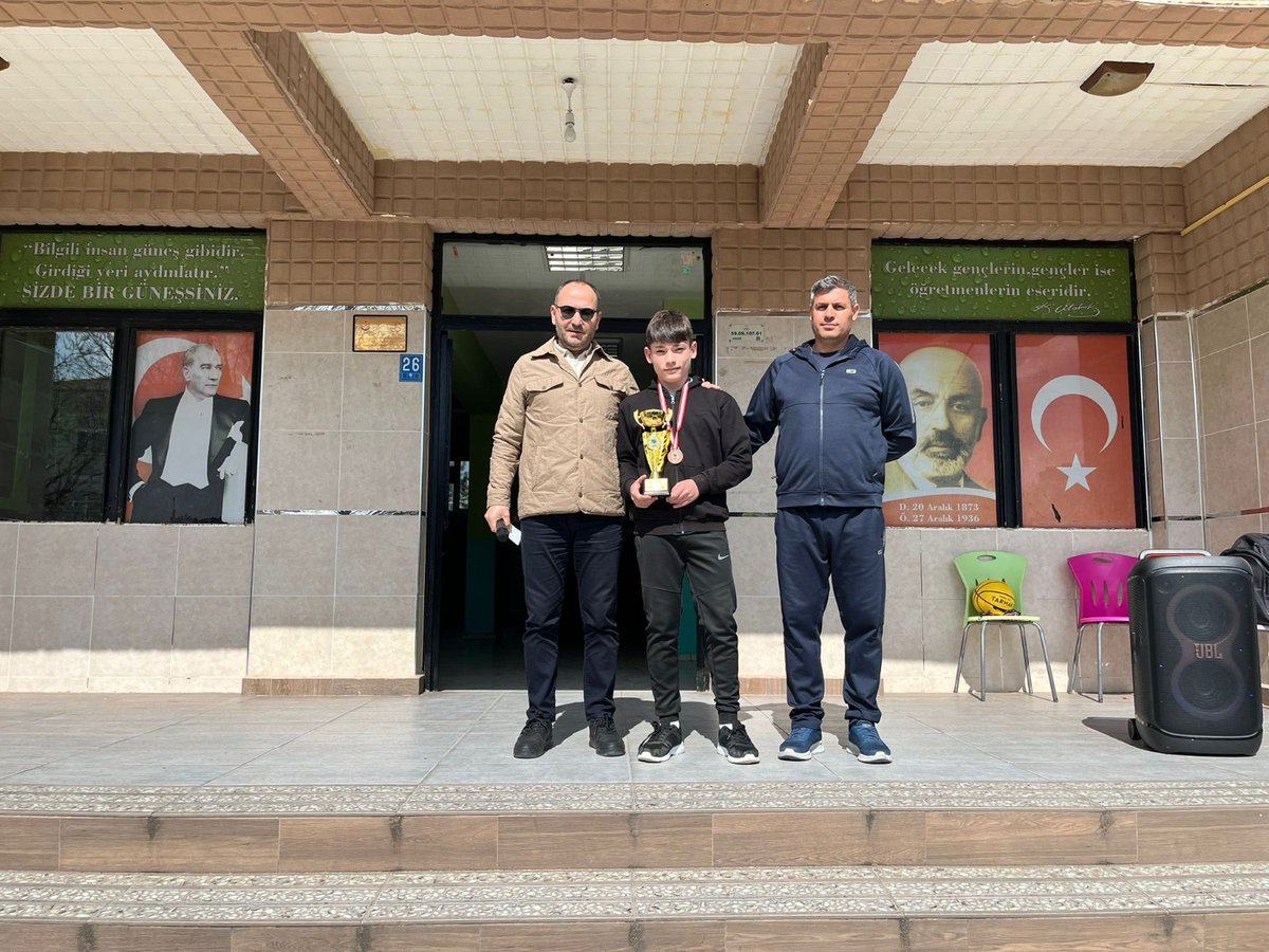 muratlimem59's tweet photo. Tekirdağ Kısa Mesafe Sürat Yarışmaları Final Etaplarıyla tamamlandı. İl genelinde yaklaşık 1200 sporcunun katılımıyla gerçekleşen organizasyonda 80 metre kısa mesafe yarışmasında Mehmet Akif Ersoy Ortaokulu Öğrencimiz Hasancan DEVECİ  İL ÜÇÜNCÜLÜĞÜ elde etmiştir. @tekirdagmem https://t.co/5IVG2aILHj