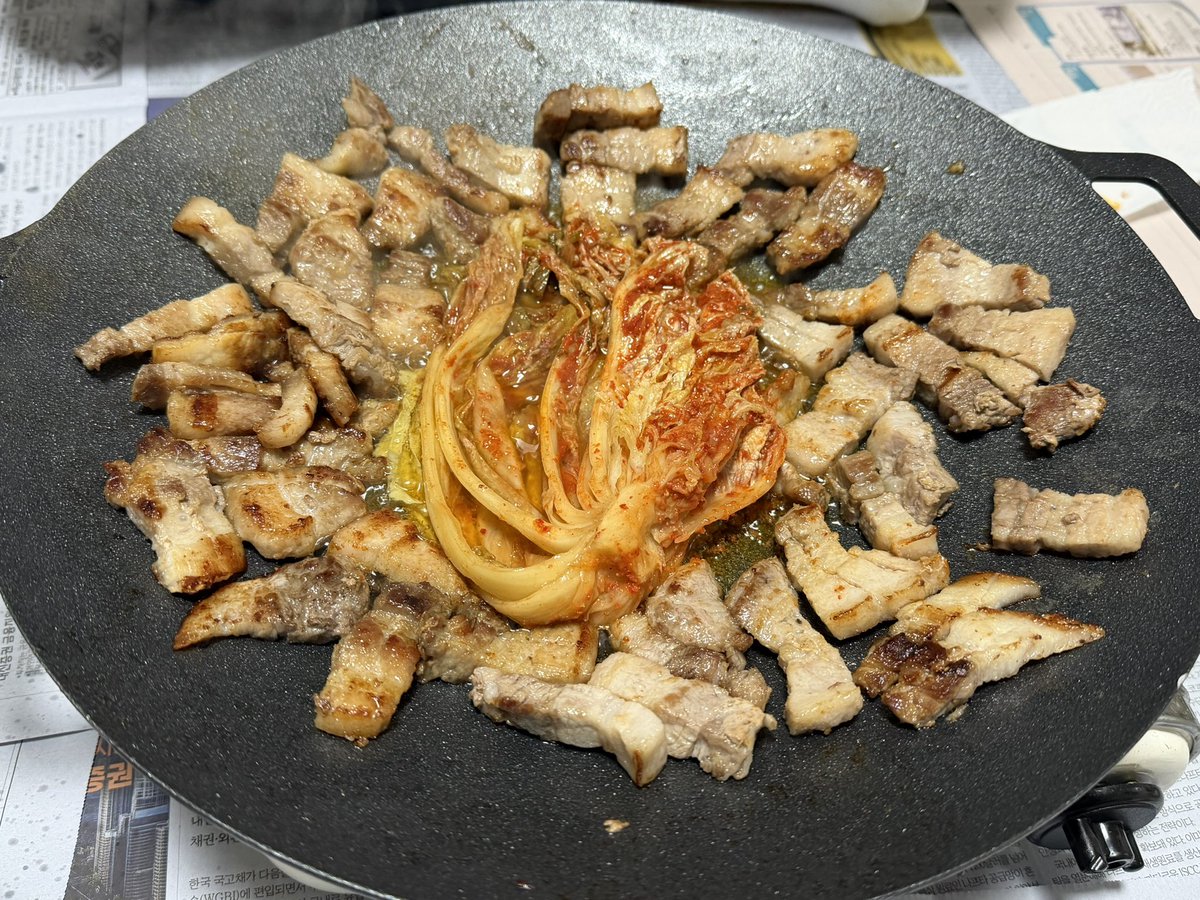 blendoh5's tweet photo. @rusellmons 이게 코리안 바베큐 삼겹살이라는거다~ https://t.co/eDQ8GWr16V