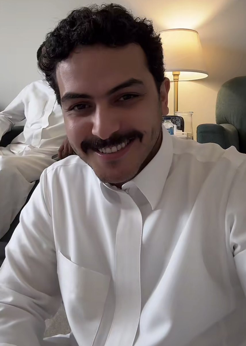 وجوده مثل غيثٍ لا سرى حيّا الأماكن
ويخلّي في وجوه الناس بشاير ومسرّه✨🩶🩶