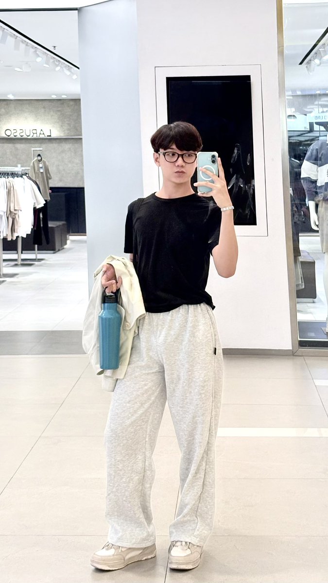 Beksi05's tweet photo. Day 1 coba outfit softboy https://t.co/yDHIRHvuaT