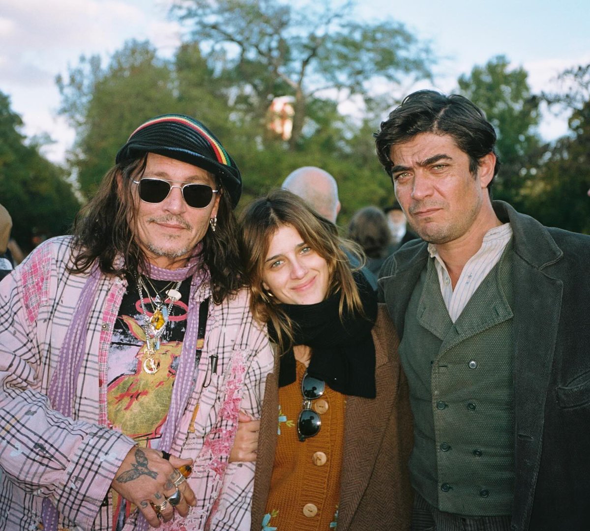 Johnny with Benedetta Porcaroli and Riccardo Scamarcio on the set of #Modi🥰
#JohnnyDepp