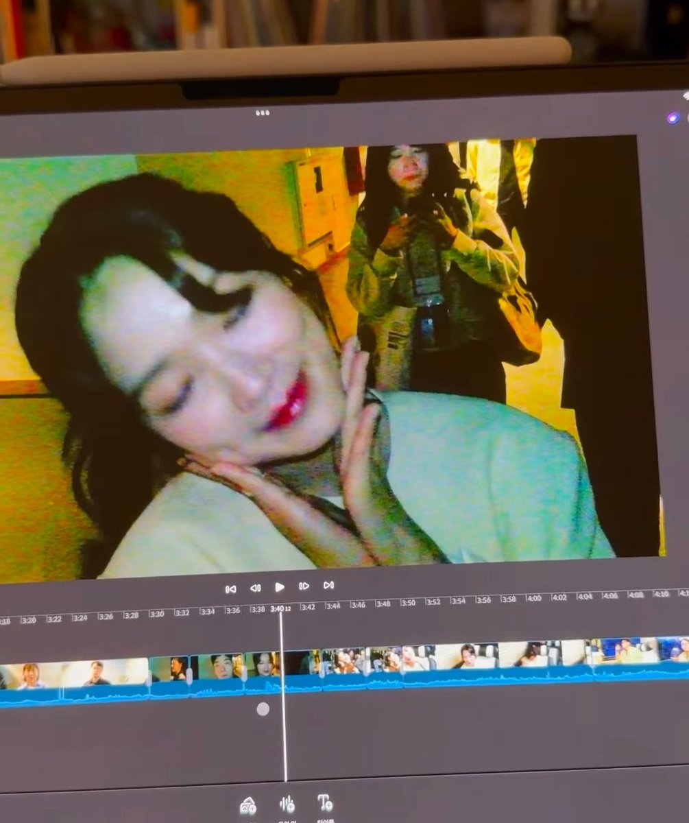dazzorchid's tweet photo. it's giving gf-vibes 😭😭😭😭 https://t.co/PyXF4dTXut