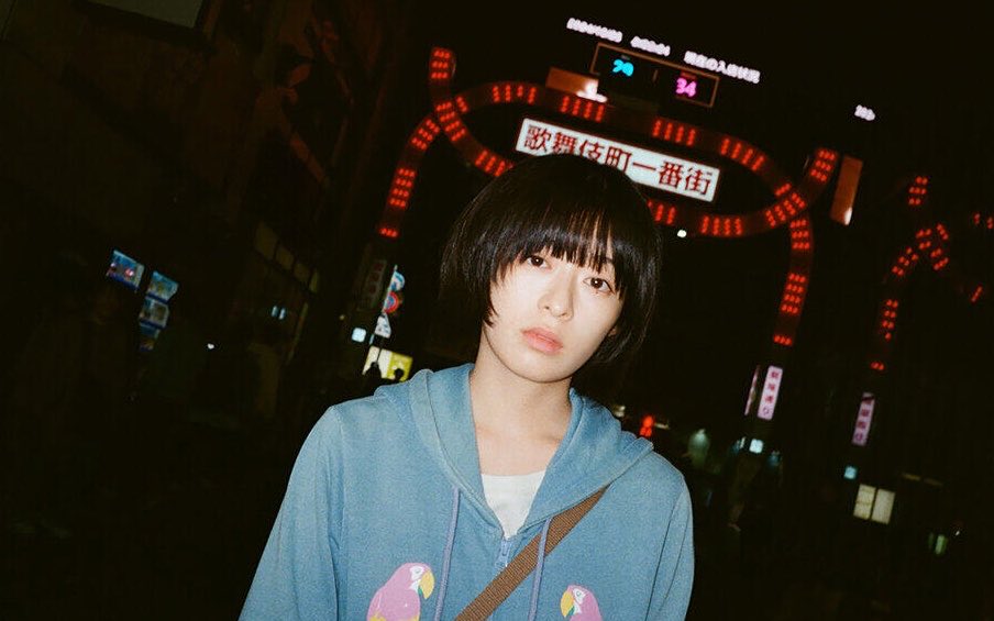 suzy00___'s tweet photo. 映画 #炎上 鑑賞
主人公(じゅじゅ)の一人称視点で描かれる本作
じゅじゅが初めて歌舞伎町に足を踏み入れたときネオンの光や喧騒に圧倒される描写は思わず自身も追体験するような感覚となった。
シリアスな内容の中思わず目を細めてしまう描写もあり、だけれど作品を通してトー横で生きる彼等を象徴する https://t.co/KkyP7YkOY5