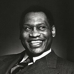 david04mu's tweet photo. Paul Robeson, that great black man. Singer of songs -brilliant mind! Heart of compassion - went to Russia and saw a society evolving where they could accept him as a human being! America feared that he'd turn you into something that they couldn't control, turn on him!
#Farrakhan https://t.co/MkgvywvHDw