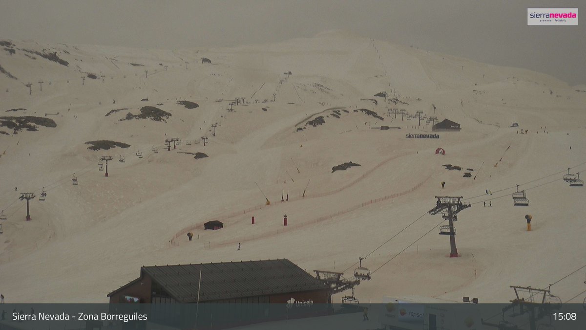 Samuel_MR17's tweet image. La nieve de Sierra Nevada se ha ensuciado bastante debido a la invasión de polvo en suspensión. Muy malas noticias para la estación #Granada