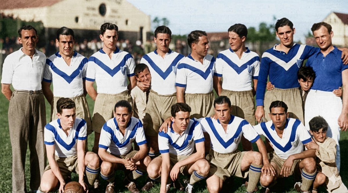 #UnDiaComoHoy 1️⃣9️⃣3️⃣3️⃣

👕 Un hecho trascendental en la vida del club, el estreno de una nueva camiseta, totalmente distinta, que luego se convertiría en la divisa oficial de #Velez
✌️ Se trataba de una V azul sobre una casaca blanca..

😍 ¿Hay algo más lindo que esto?