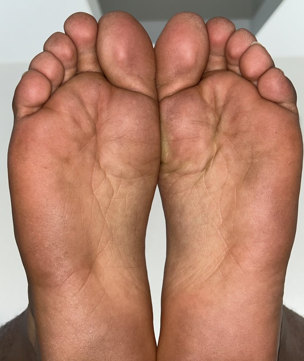 FeetLover tweet media