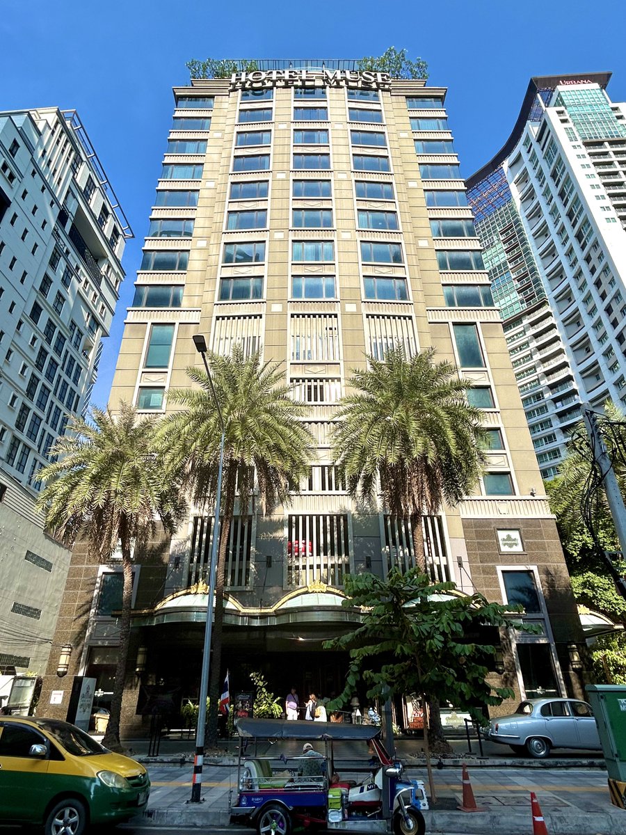kato_shacho's tweet photo. 【Today's Hotel in Bangkok】
バンコクではサイアムエリアに位置し、2024年にオートグラフコレクションに加盟した「ホテルミューズバンコク」21Fのジャトキングルームにステイ。19世紀末の欧州とタイ・ラーマ5世時代の文化を融合させたクラシカルなインテリアが特徴。
#Bangkok #autographcollection https://t.co/OzRxbGvKDT