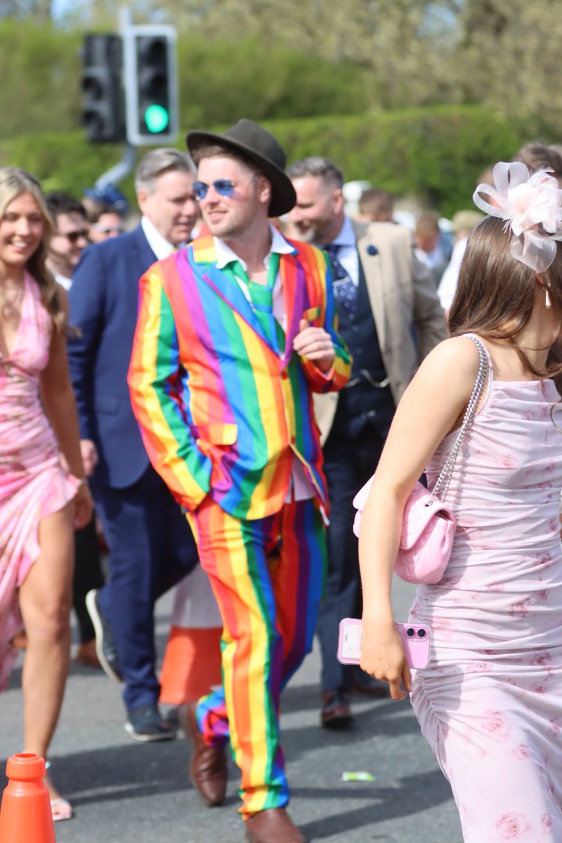 DaveThePapLpool's tweet photo. Aintree Ladies day 2026 ,sunshine for the arrivals,   #sunshine  #horseracing  #ladies pic cred @ExploreLpool https://t.co/YxlEpTYRHu