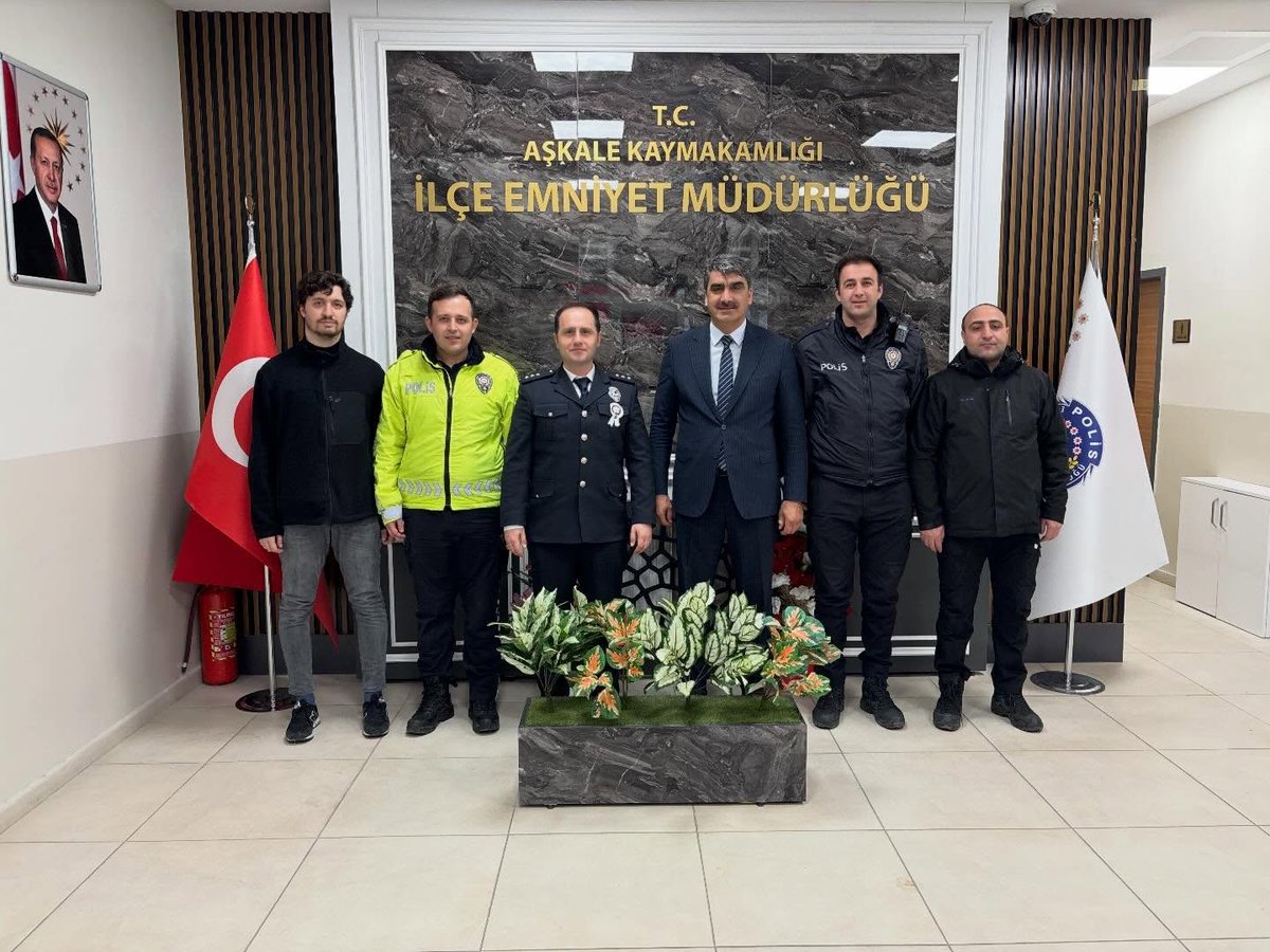 askalebeledyesi's tweet photo. Polis Haftası münasebetiyle Belediye Başkanımız Sayın Şenol Polat, İlçe Emniyet Müdür V.sayın Ahmet Yeşilyurt  ve Bölge Trafik İstasyon Amiri sayın Uğur Sarıbuğday’ı ziyaret etti.
Ziyaret kapsamında görevli personelin Polis Haftası kutlayarak çalışmalarında başarılar diledi. https://t.co/TbMNuahd5Z