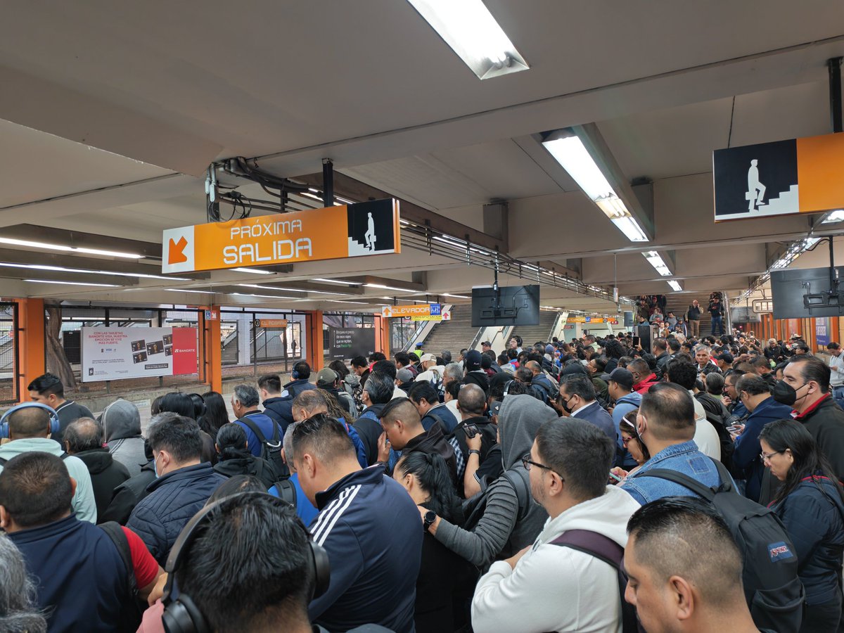 ericme26's tweet photo. @MetroCDMX verdadera locura abordar un tren en Línea 7 , terminal el Rosario, más de 30 minutos 

Más trenes 🙏,vusiarios,vtomen sus precauciones ya que perderán su honor de puntualidad...
@telediario https://t.co/vIK0XyhkGE