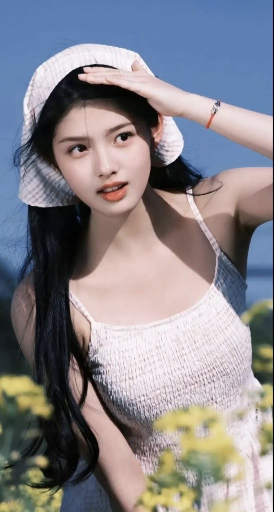 CdramaBloom's tweet image. 🍉 Tencent modern romance drama #DestinedToLoveYou

Adapted on the novel of same name by Teng Luo Wei Zhi

Cast: #ChenFeiyu #AiMi

Disobedient ML x reborn FL, social misconception, quiet heroism, obsessive and devoted love, yearning and second chance.