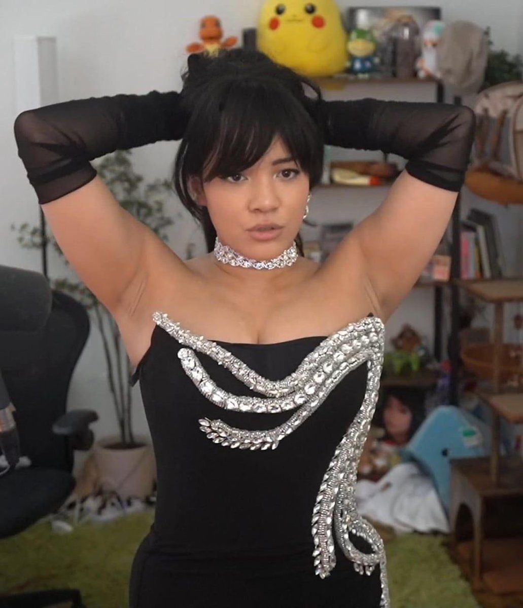 ChudDaddy's tweet photo. Not even King Arthur could pull me off her pits https://t.co/ximz8I7up9