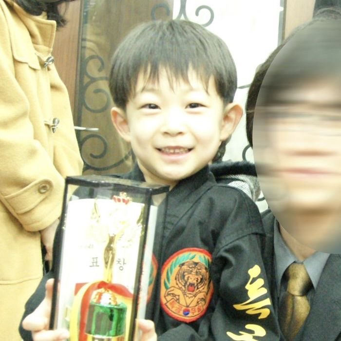 babywithwoo's tweet photo. 𝐻𝑎𝑝𝑝𝑦 𝐵𝑖𝑟𝑡ℎ𝑑𝑎𝑦 🎂
𝐾𝑖𝑚 𝐺𝑒𝑜𝑛𝑤𝑜𝑜 —

김건우 생일 축하해
예쁜 팬아트 하나 못 만들어줘서 미안해 지난 3일 동안 마음이 너무 심란해서 도저히 완성할 수가 없었어 사실 무슨 말을 적어야 할지 잘 모르겠어 그저 네가 스스로를 돌아보면서 행복한 시간을 보냈으면 좋겠다는 말 밖에는
너한테 다시 돌아와 달라고 하는 게 너무 이기적인 욕심일까 싶기도 하지만 난 네가 정말로 꼭 다시 돌아왔으면 좋겠어 너란 사람은 무대 위 조명 아래에 있을 때 가장 빛나고 잘 어울리는 사람이니까 네 목소리는 수많은 사람들에게 위로가 되고 네 웃음은 너무나도 많은 사람들에게 행복을 전해주거든 내 삶의 행복을 너라는 사람한테 너무 묶어두고 의지해서 미안해
아 올해 생일로 이제 23살이네 이젠 정말 완전한 어른이라고 부를 수 있는 나이가 된 걸까~ 활짝 피어나는 시기라고 해야 하려나 내가 글재주가 없어서 표현을 잘 못하지만 그냥 나한테 넌 ‘you are special’ 하다는 걸 말해주고 싶었어
네가 예전에 모두가 편히 쉴 수 있는 튼튼한 벚나무가 되고 싶다고 했었잖아 근데 우리가 곁에서 예쁘게 바라보고 물도 줄 수 있게 그냥 우리를 위해 활짝 피어나는 벚나무가 되어주는 건 어때? 내가 보기에 넌 그 어떤 나무보다 가지를 예쁘게 뻗은 가장 아름다운 벚나무거든
올해 봄에는 유독 비바람이 많이 부는 것 같네 그래도 평생 비만 내리는 하늘은 없다고 믿어 언젠가는 반드시 맑게 갠 햇살 비추는 날이 올 거야 비바람에 가지가 조금 다치고 꽃잎이 떨어졌다고 해도 우리가 다시 예쁘게 가꾸고 다듬어주면 분명 전보다 훨씬 더 아름다워질 거라고 확신해
쉬는 동안 맘껏 행복하게 보냈으면 좋겠어 네가 사랑하는 사람들과 함께하면서 말이야 네가 안 좋은 글들을 아예 못 보게 내가 막아줄 수는 없겠지만 그래도 이것만은 꼭 기억해 줘 그 나쁜 말들 속에는 널 향한 사랑을 듬뿍 담아 글을 쓰는 사람들이 훨씬 더 많다는 걸 우리 팬들도 네가 다시 돌아올 때까지 기다릴 수 있을 만큼 충분히 강하니까 걱정 마
사랑해 김건우
생일 축하해 :)

#Blooming23WithGeonwoo
#어디있다_이제왔어_건우생일
#だいすきむごぬ記念日
#金虔佑0411生日快乐