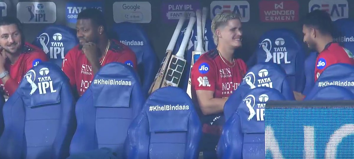 What are Jitesh Sharma and Jacob Bethell even doing here man
They are playing like small kids

Love this childishness😻🩷

#RCBvsRR #iplmatch #iplseason
