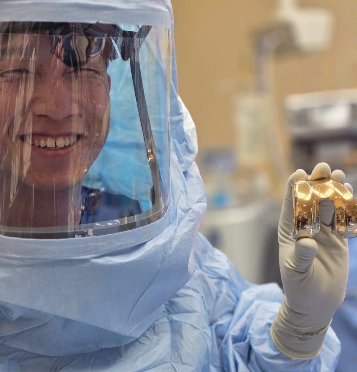 StLukesHealthTX's tweet image. A gold standard of care at St. Luke's Health-Lakeside Hospital. We performed our first gold knee replacement, revolutionary for patients with nickel allergies or metal sensitivities. A game-changer for personalized care. #KneeReplacement #MedicalInnovation