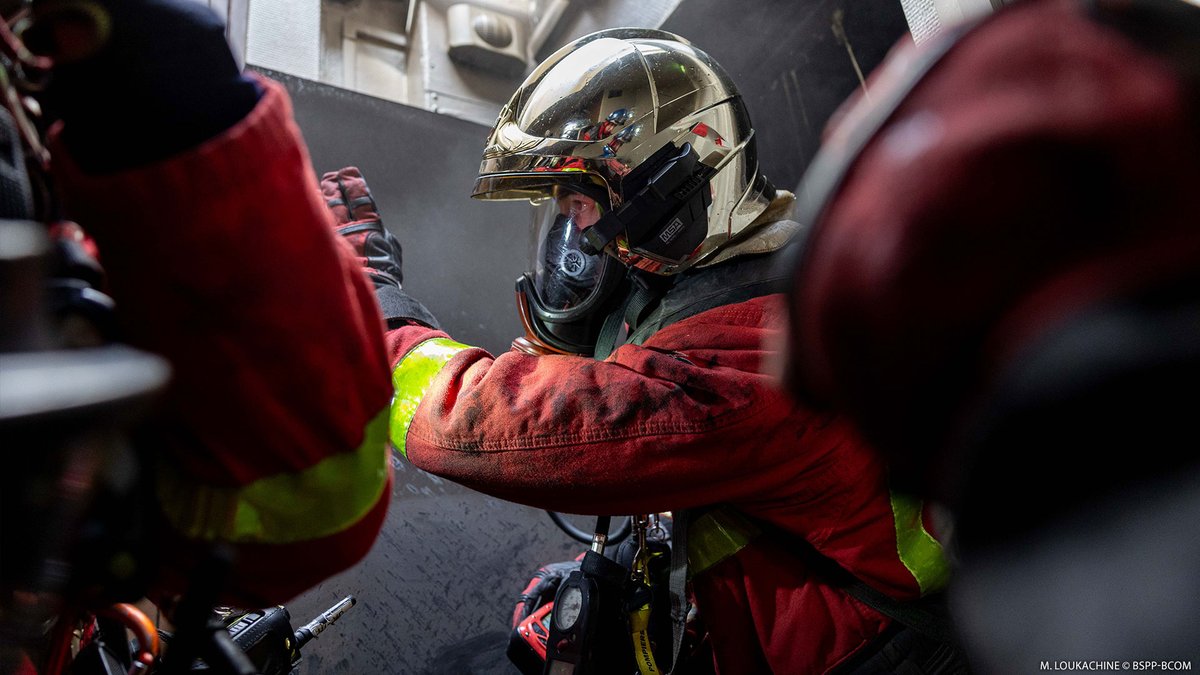 PompiersParis's tweet image. 🚨 [#Intervention] | Aujourd'hui, vers 13h, les pompiers de Paris sont intervenus pour un feu dans un hôtel à Paris (17e).

🔥 Le feu s'est déclaré dans une chambre d'hôtel au 4e étage.

🚒 Deux lances sont mises en œuvre par les sapeurs-pompiers afin de venir à bout du sinistre.