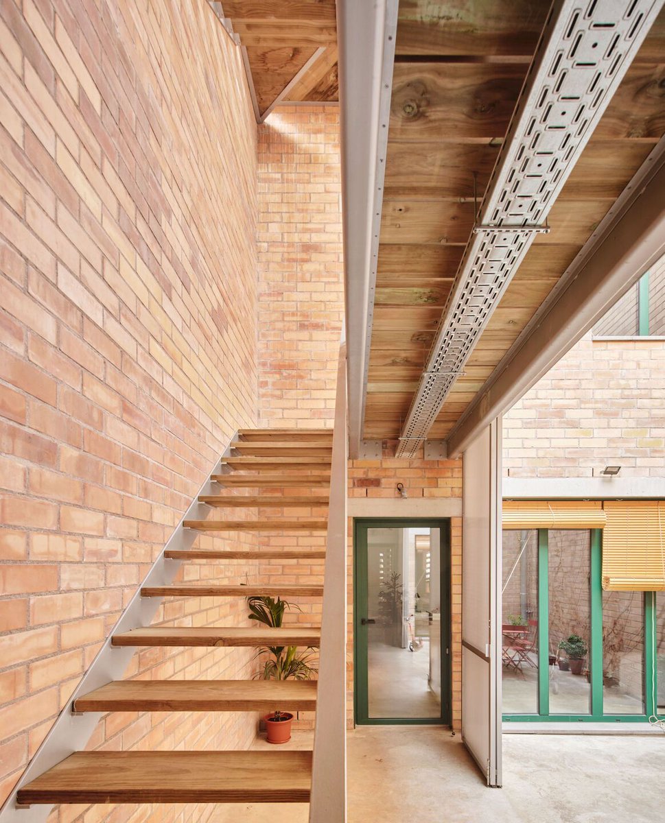 Archello's tweet photo. In Sabadell, Vallribera Noray Arquitectes reconfigures a narrow plot through a central courtyard that drives light, airflow, and thermal control.
https://t.co/TKMPbQBAHN
#BrickConstruction #PassiveDesign #MaterialEfficiency https://t.co/A4KZq155Dw