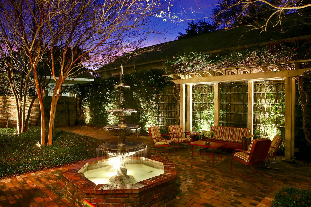 CottageAndLoft's tweet photo. Are you looking for one of those perfect New Orleans Vacation Rentals for Large Groups?

One of the Best Luxury Airbnbs in NOLA?

You found it!

5 Bedrooms &amp; 4 Bathrooms
5 Minutes to French Quarter
Historic District

https://t.co/zVyvxgd0nS

#visitneworleans #louisianatravel https://t.co/bauXJPyxNm