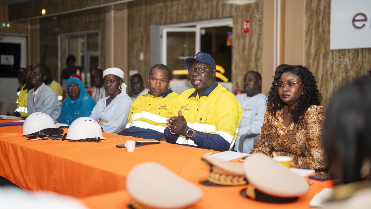 Mepmsenegal's tweet image. 📍🇸🇳 GCO | Tournée ministérielle

Après la pose de la centrale solaire à Linguère, le Ministre @BirameSouleye DIOP s’est rendu à #GCO pour constater les dégâts de l’incendie et échanger avec les travailleurs.

🎯 Priorité : emplois, sécurité et reprise.

#SN #Emploi #MEPM #Mines