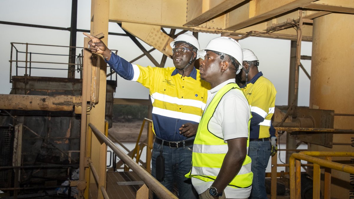 Mepmsenegal's tweet image. 📍🇸🇳 GCO | Tournée ministérielle

Après la pose de la centrale solaire à Linguère, le Ministre @BirameSouleye DIOP s’est rendu à #GCO pour constater les dégâts de l’incendie et échanger avec les travailleurs.

🎯 Priorité : emplois, sécurité et reprise.

#SN #Emploi #MEPM #Mines
