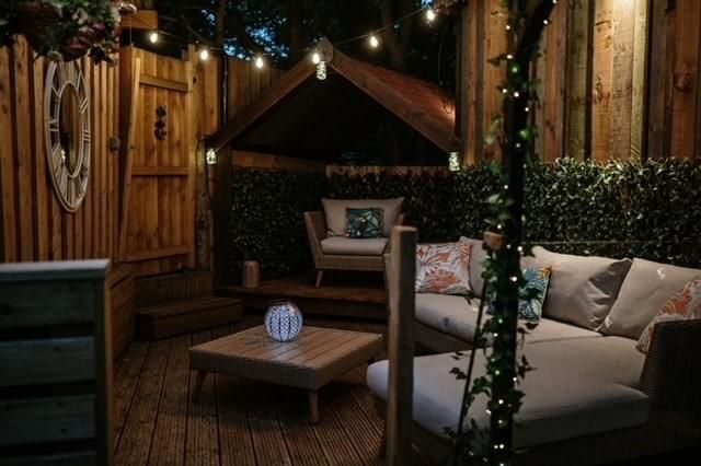 TheHolidayCots's tweet image. 🌳 The Hobbity Tree House Retreat 🌳

The Hobbity Tree House offers a magical escape, featuring a beautiful sleeping area complete with a king-size bed for a restful night’s sleep. 🛏️

🛏️ Sleeps 2
theholidaycottages.co.uk/kent/16837

#TreehouseStay #UniqueGetaway #HotTub @Kentcottholiday