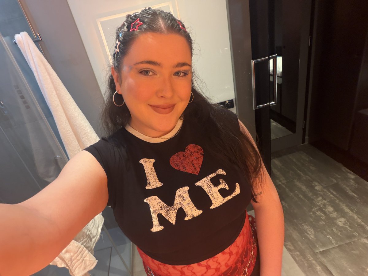 ava on tour🎫⭐️ tweet media