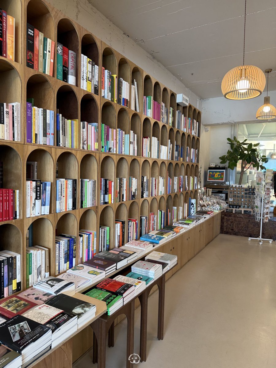 📍책과생활

느좋 독립서점을 소개합니다!
ACC 바로 맞은편에 있음!!

입구에서부터 고양이들이 반겨주는 거 정말 앙이라고해
카페랑 같이 운영 중인데 엄청 조용하고 분위기도 좋음!

큐레이션이 진짜 잘 되어 있어서
한 걸음 옮길 때마다 사고 싶은 책이 무한으로 늘어남..

다양한 분야들의 책들이