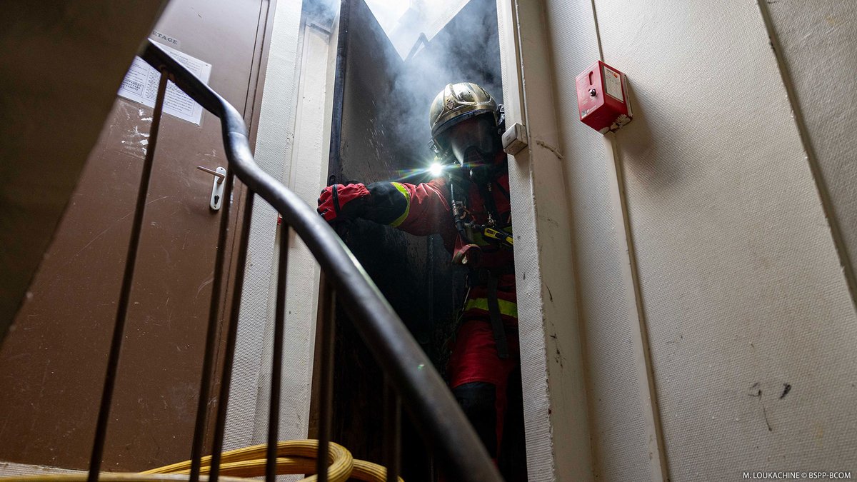 PompiersParis's tweet image. 🚨 [#Intervention] | Aujourd'hui, vers 13h, les pompiers de Paris sont intervenus pour un feu dans un hôtel à Paris (17e).

🔥 Le feu s'est déclaré dans une chambre d'hôtel au 4e étage.

🚒 Deux lances sont mises en œuvre par les sapeurs-pompiers afin de venir à bout du sinistre.