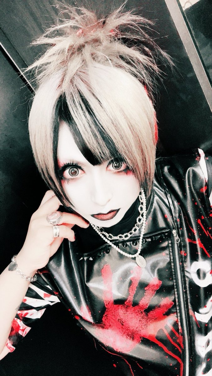 明日はフェスレベルの出演バンド数なので怒濤のセトリで攻めさせていただきます🐦‍⬛

来てくれる人も配信組も漆黒の桜を咲かせましょです

初めて観る人も遠慮なく噛みついてきてください

↜(╰ •ω•)╯ψ give me your blood♥