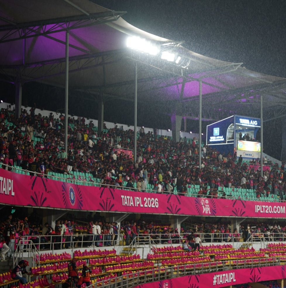 WhatsUpRey's tweet photo. Bengaluru daatithe idi mee aukaat @RCBTweets 😭 range-less choker fans 🤡 

CSK>>MI>>SRH>>KKR>>RCB

“RCB don’t need IPL. IPL needs RCB” 🤣 https://t.co/rcOAKA7Jlf