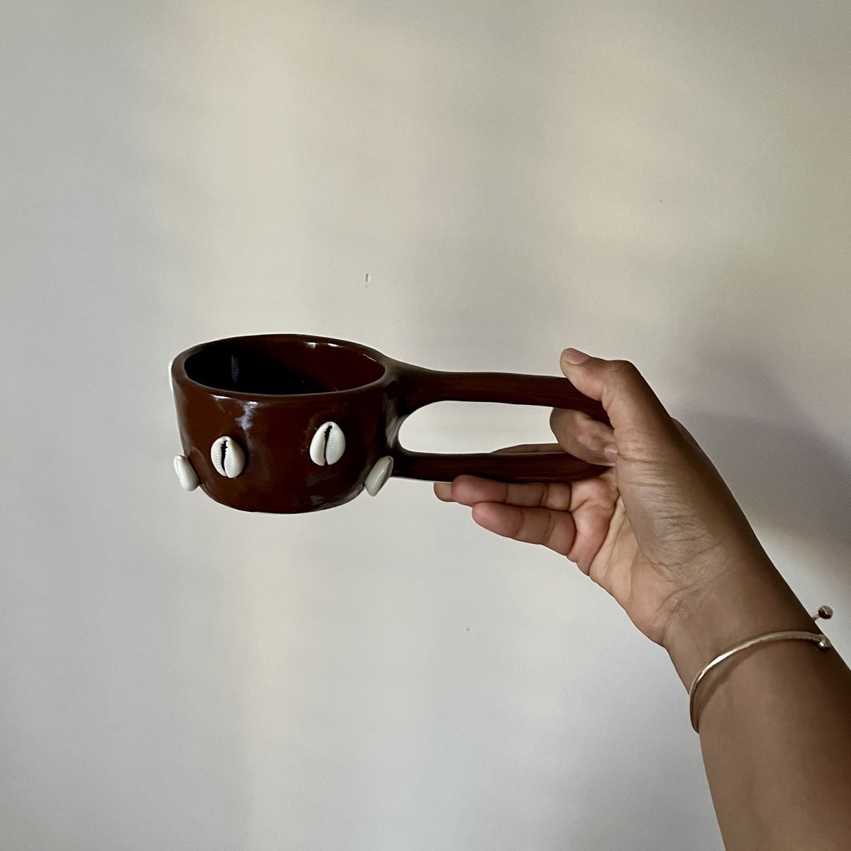 NoteSphere's tweet photo. Cowries-inspired mug by @onemorefig https://t.co/fSvMvoHTWA