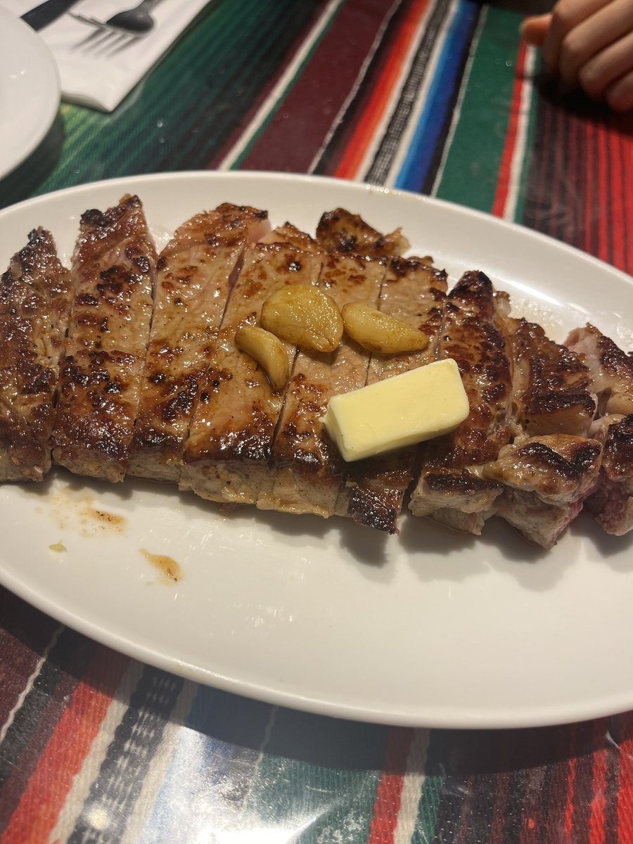 event21_ToDay's tweet photo. 前アメリカ肉食べに行ってました。
普通にステーキを食べるのではなく、アメリカの肉です。
アメリカって感じの豪華さで非常にアメリカン🇺🇸

#イベント21 #アメリカ肉 #ステーキ https://t.co/UsEfQADES1