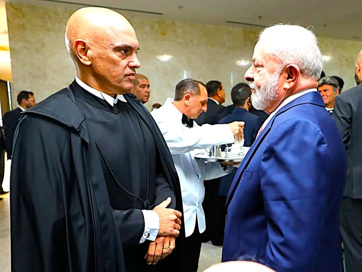 zfabrogmailcom's tweet photo. ''LULA #LARGA A MÃO DE MORAES POR INTERESSE ELEITORAL- Lula tem lealdade apenas a si próprio. Preocupado com a contaminação da campanha à reeleição pelo caso Master — ele rifou Alexandre de Moraes depois de já ter deixado para trás Dias Toffoli.
Em entrevista a canal da imprensa petista — Lula aconselhou Moraes a declarar-se impedido de atuar em julgamentos relacionados ao caso Master. Afirmou que ministro do STF que cometeu desvio deve pagar por isso individualmente — não o tribunal. E completou: "se o cara quer ficar milionário, não pode ser ministro do Supremo."
Sabino é cirúrgico na análise: Lula não se tornou um ser ético da noite para o dia. Tudo o que disse foi por exclusivo interesse eleitoral. Mas — e aqui está o ponto mais importante da coluna — assim como se faz coisa errada movido por razões certas, também se faz coisa certa impelida por motivos errados.
Ao trair amigos que lhe prestaram serviços relevantes e que se tornaram incômodos — O contexto que completa o quadro: Moraes que usou o STF como escudo político por anos. Toffoli que blindou investigados por conveniência. Ambos agora descartados pelo mesmo presidente que os ungiu — não por princípio, mas porque viraram peso eleitoral. É a lógica do poder sem lealdade. E desta vez — por acidente — produziu o resultado correto. ''
Por-Siegfried Albuquerque