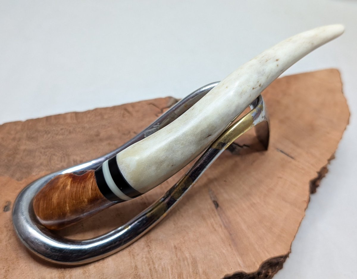 Fahrenheit916's tweet image. 蝦夷鹿角＆ブライヤータンパー
今回はタンパーヘッドにするためカットしたブライヤーの残りをタンパーヘッドに
端材からの端材流用
使えるものは余すことなく使い切る
ひねくれまくった仕様は変わらず
自己満度高い出来上がりでにっこり
#パイプ #pipe #pipesmoking