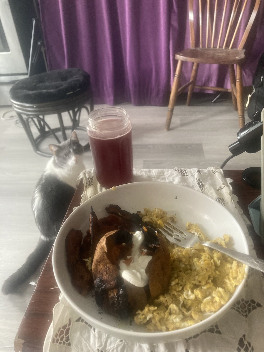 xJuliaSky's tweet photo. Gm! Sweet potato, pomegranate juice, and scrambled eggs.
#womaninart #womaninmusic
Tomorrow is a shoot day! Today is another learning art business day.
Lots of lingo. A lot of stuff I know but haven’t yet learned the terminology for so basically learning terminology! https://t.co/dvJmGBIJx8