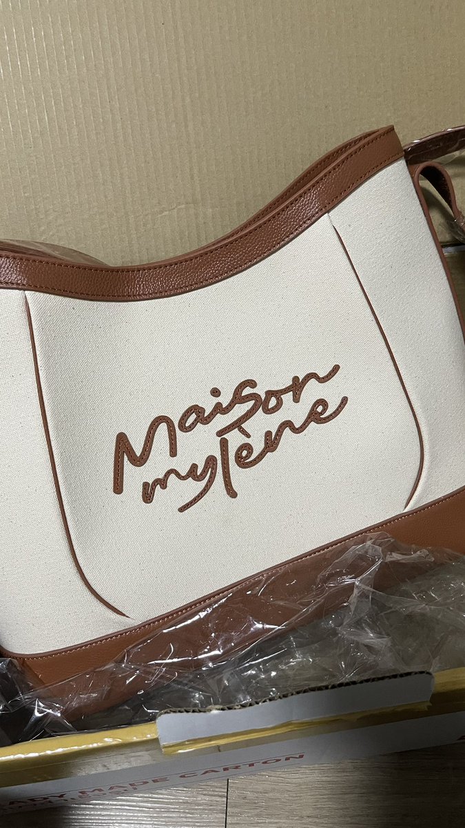 คือค่อนข้างผิดหวังกับแบรนด์อ่ะ ราคาขายตอนนั้น6พัน+ นะ นี่คาดหวังคุณภาพสุดๆ
ราคานี้ควร QC ดีกว่านี้อ่ะ
แล้วมาแบบไม่มีกล่อง แถมเลอะอีกต่างหาก
แล้วคืองานตั้งแต่ธันวาอ่ะ พรี45-60 วัน แต่ทางนี้เพิ่งได้
ทำไมอ่ะะะะ🫠 #MaisonMylene