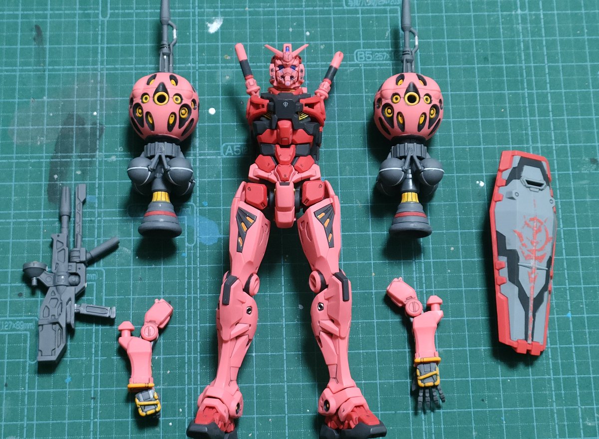 Usss333's tweet photo. 赤いガンダム、あと一息。
筆塗りで水性ホビーカラーUVカットスムースクリアー全部塗装。塗り残しが出てしまい塗り直すのが大変だった。
ビットと脚の後ろ側、手の黄色いパイプなど、チマチマ塗ってディテールが目立ってくる過程が楽しい！
あとはメタリック系の細かい部分塗って完成予定！
#ガンプラ https://t.co/UU4TpavXPk