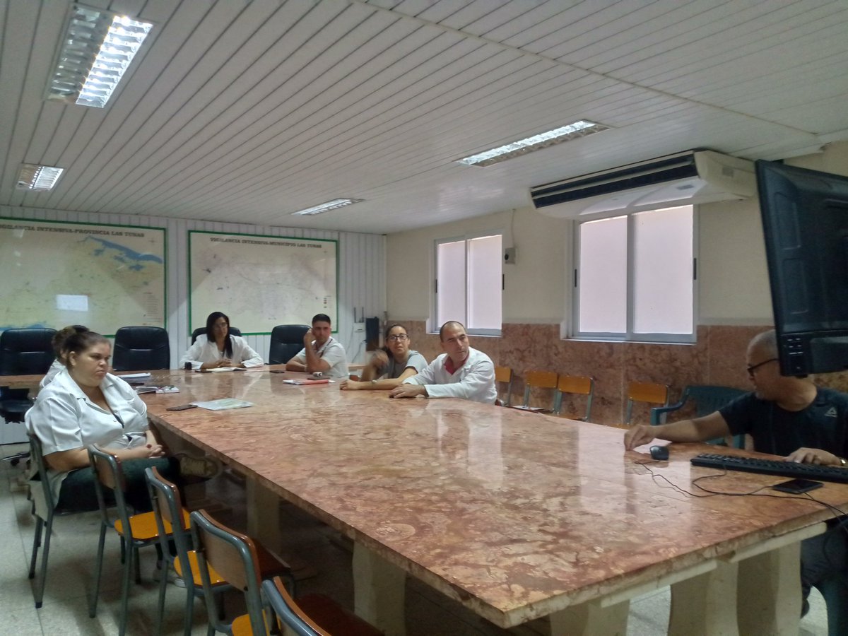 GladielisA86100's tweet photo. 📱🤳La ciberseguridad es un tema indispensable a dominar por los cuadros en los tiempos actuales. En la mañana de hoy el Lic. Raúl Pérez Escobar imparte una capacitación para integrantes del órgano colegiado de dirección del #HospitalGuevara #LasTunas @LorenzoOsbel @DtorDgsTunas https://t.co/NgWofbSMPO
