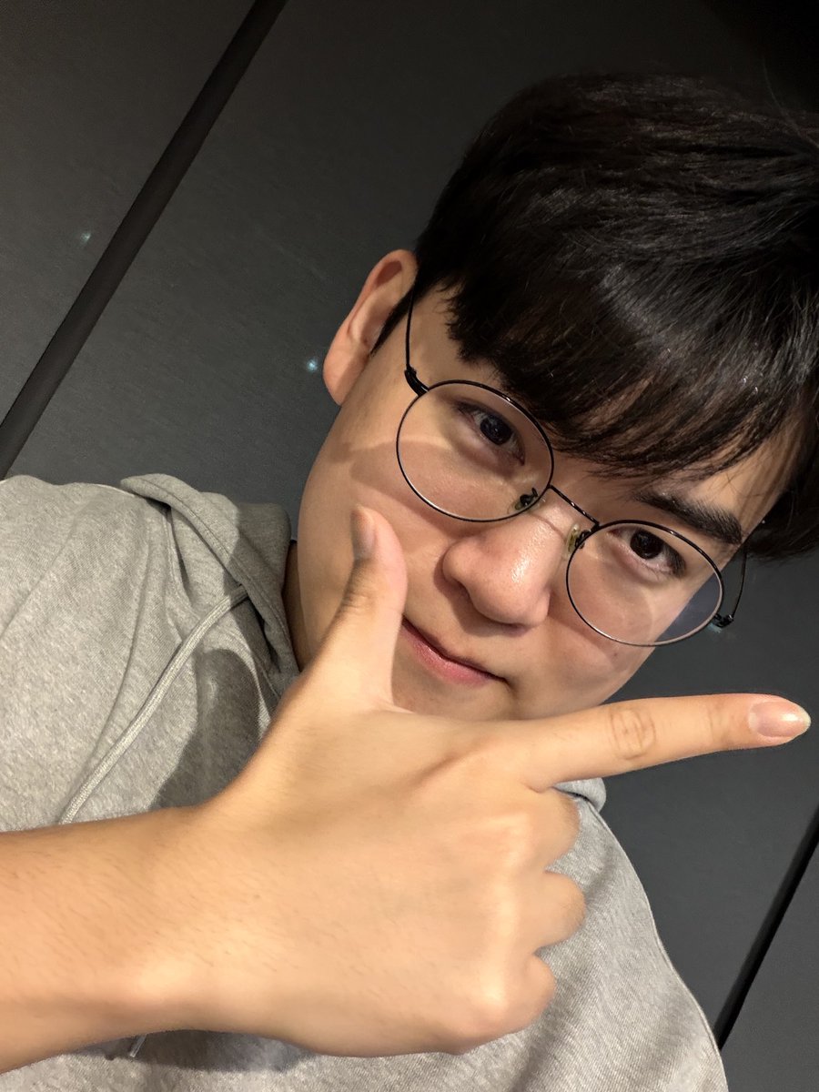푸힝 tweet media