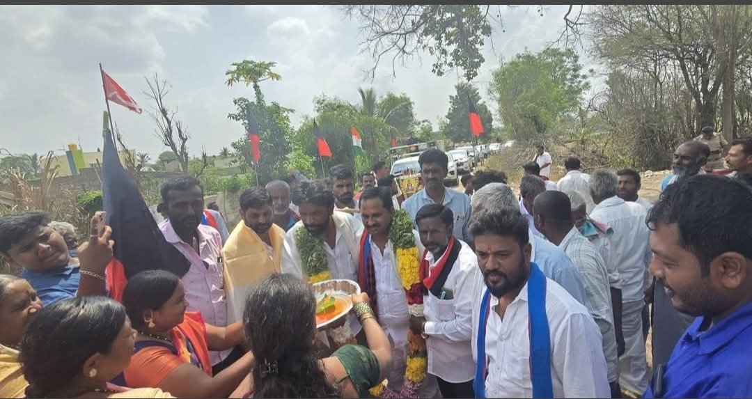 pssrinivasandmk's tweet photo. ஒன்றியம்: சூளகிரி வடக்கு ஒன்றியம்

ஊராட்சி: அங்கொண்டப்பள்ளி, கோட்டப்பள்ளி, இட்டிப்பள்ளி குட்டா, ஆலுசாதனப்பள்ளி, பாலனப்பள்ளி

நடைபெறவுள்ள சட்டமன்ற தேர்தலை முன்னிட்டு, மாண்ப���மிகு தமிழக முதல்வர் தளபதியார் @mkstalin அவர்களின் ஆசியுடனும், மாண்புமிகு துணை முதல்வர் அண்ணன் @Udhaystalin அவர்களின் ஆணைப்படியும், கிருஷ்ணகிரி மாவட்டப் பொறுப்பு அமைச்சர் அண்ணன் @r_sakkarapani அவர்களின் அறிவுறுத்தலின்படி, கிருஷ்ணகிரி மேற்கு மாவட்டக் கழகச் செயலாளர் அண்ணன் @yprakash_mla அவர்கள் மற்றும் மாவட்டத் துணைச் செயலாளர் அண்ணன் பி.முருகன் Ex. MLA அவர்கள் வழிகாட்டுதலின் படி ஒன்றிய செயலாளர் அண்ணன் கே.நாகே���் அவர்களின் தலைமையில் ஊராட்சியில் வீடு வீடாகச் சென்று உதயசூரியன் சின்னத்திற்கு வாக்கு சேகரித்த போது. 1/3
#ஸ்டாலின்_தொடரட்டும் 
#தமிழ்நாடு_வெல்லட்டும்

@arivalayam 
@dmk_youthwing 
#VoteForDMK
#VoteFor_PS_Srinivasan