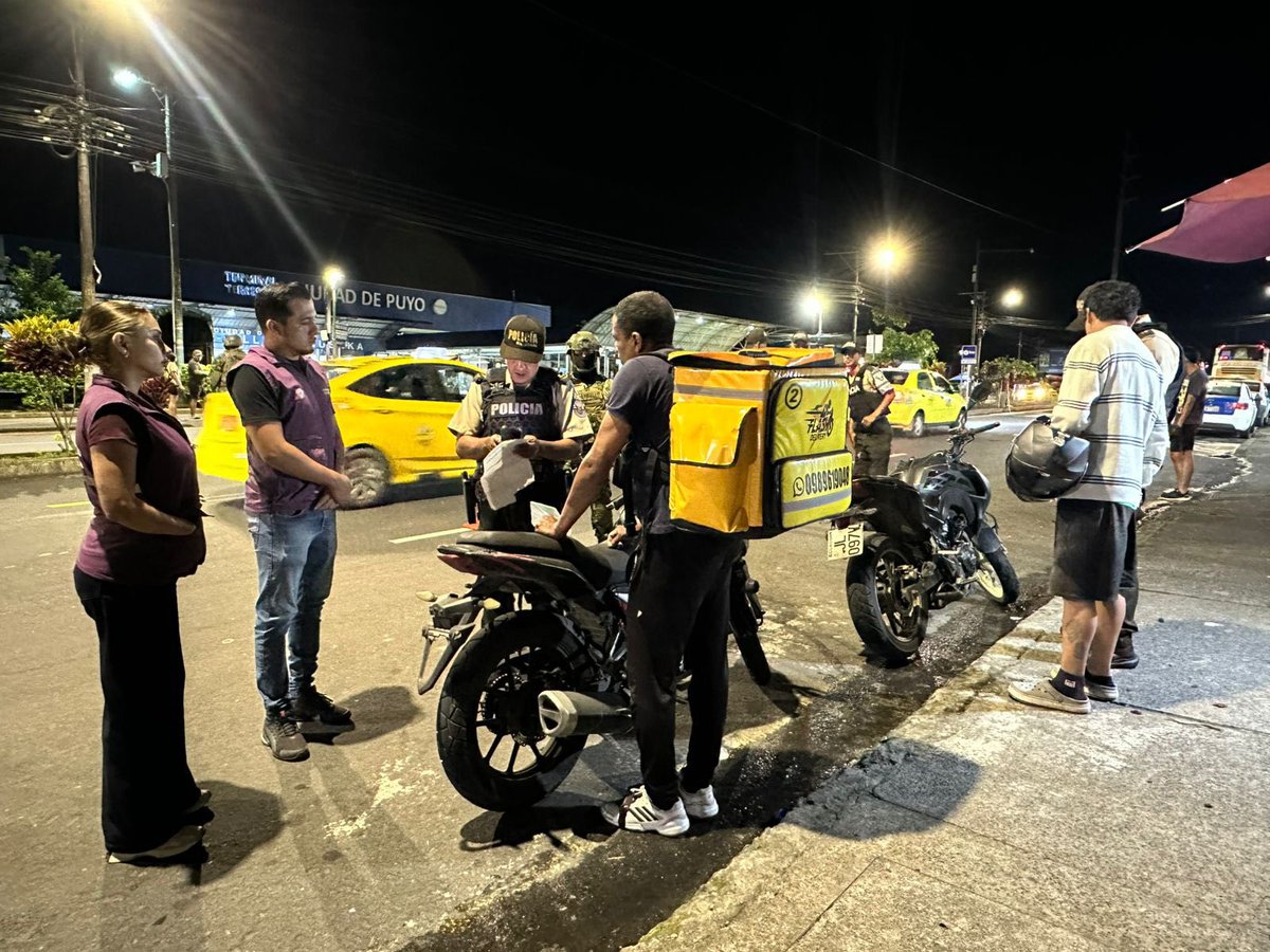 GoberPastaza's tweet photo. 📍CANTÓN PASTAZA
📌Terminal Terrestre

Intendencia (e), Comisaría de Pastaza (e), Jefatura Política de Pastaza, @FFAAECUADOR y @PoliciaEcuador, realizan de manera permanente operativos CAMEX, para la revisión de documento de personas y vehículos

✔️Dos motos retenidas https://t.co/eXIkPhg5om