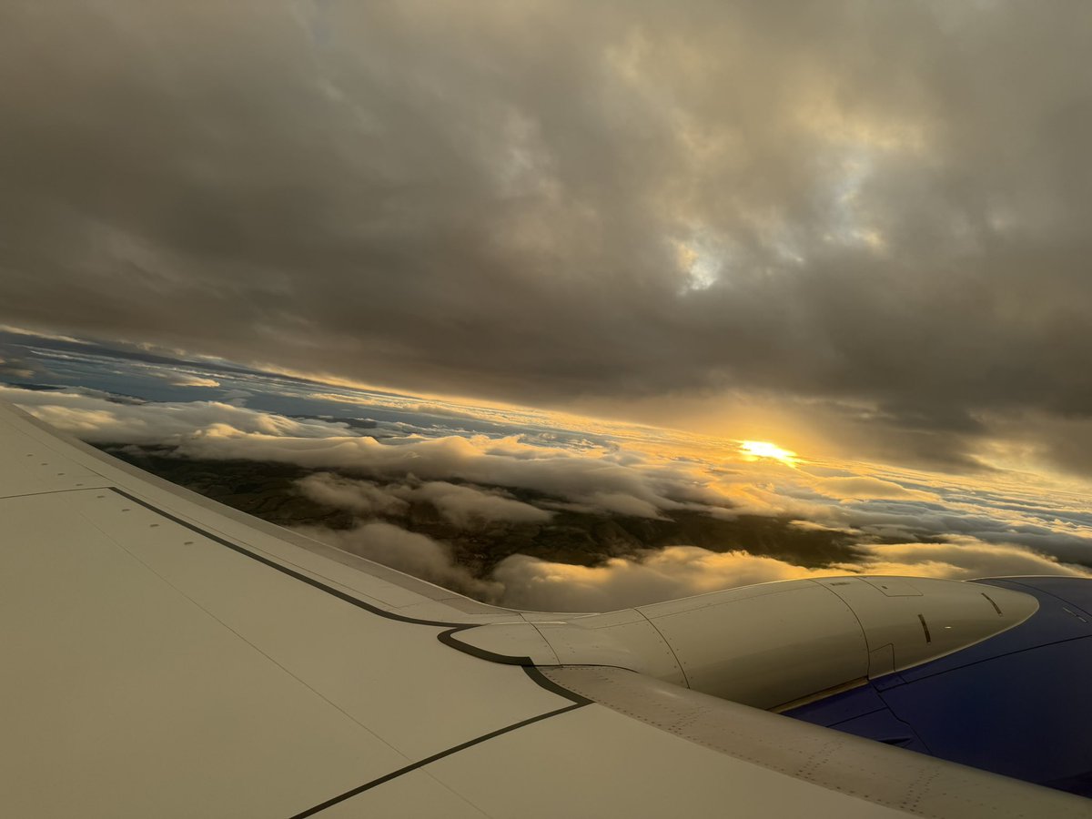 Iceman_SCV's tweet photo. Flying out of SJC this morning on @southwest incredible skies. 

Picture does not justice https://t.co/yseQfpCK7L