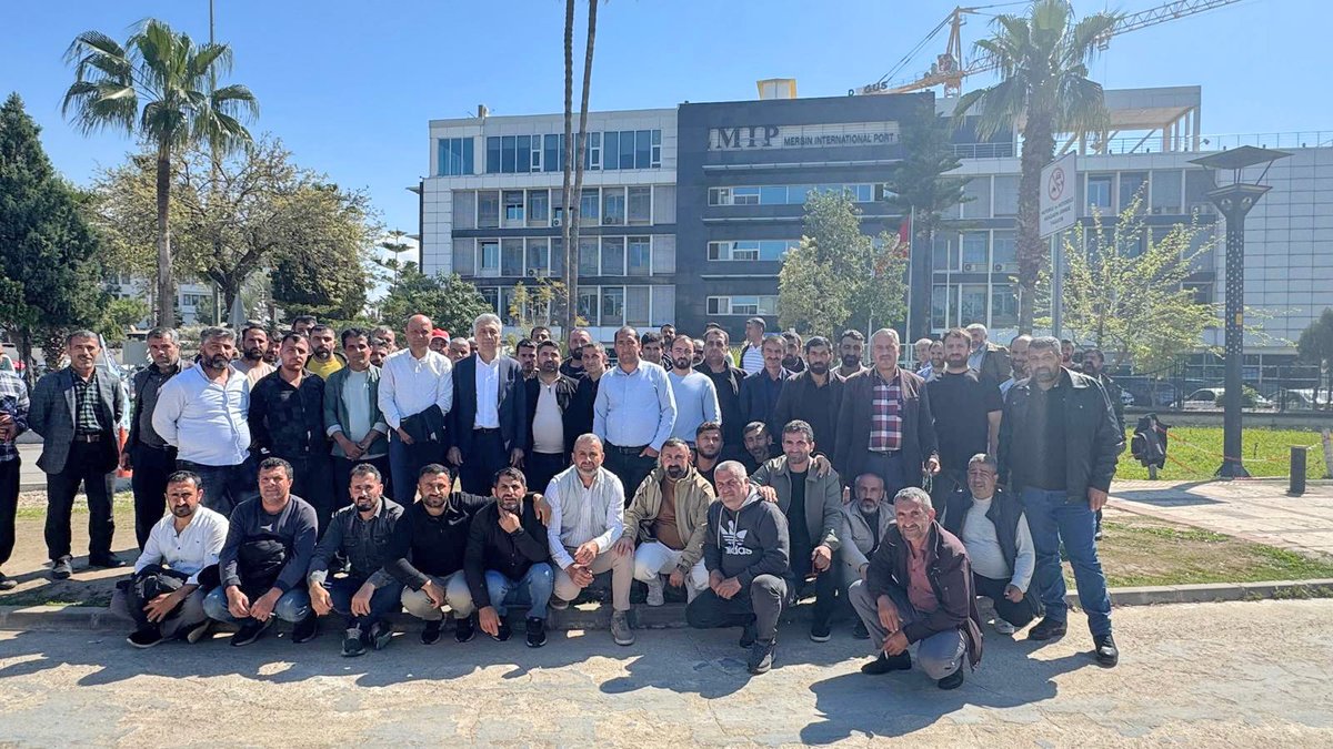 tumtis_sendika's tweet photo. #MersinLimanı'nda direnişimiz 100. Gününde kararlılıkla sürüyor!

Genel Başkanımız Kenan Öztürk, direnişin 100'üncü günüde MIP'e bağlı Özgüneş Taşımacılık'ta işten atılan işçilerle bir araya geldi. Burada bilgi alışverişinde bulunan Genel Başkan, sürecin kazınımla sonuçlanması için sendikamızın çaba ve girişimlerinin sürdügünü belirterek mücadele kararlılığını dile getirdi.

#GücümüzBirliğimiz #İşçiKıyımınaSon #TaşeronaHayır #SendikaHaktırEngellenemez