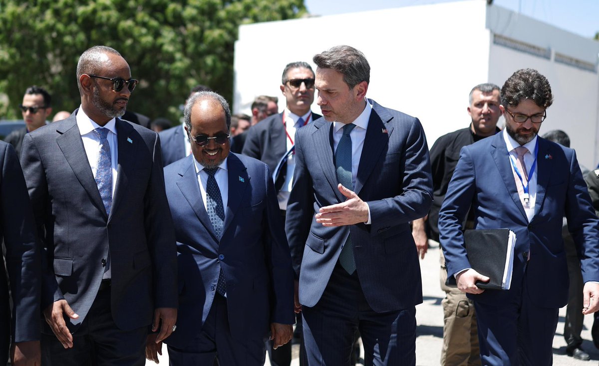 RAbdiAnalyst's tweet photo. Jama Tik Tok stole the limelight today at launch of offshore energy drill phase by Somalia and Turkey.

He was positioned next to HSM and visiting Turkish petroleum minister.

Somali PM Barre was nowhere to be seen.

Somali petroleum minister and Deputy PM Salah Jama placed at the back of the procession.

From a protocol perspective, this is significant.

Not a coincidence if you have been paying attention.

Strong signal from Turkey it wants its 'man in Somalia' at the centre of executive power.

Watch and see.