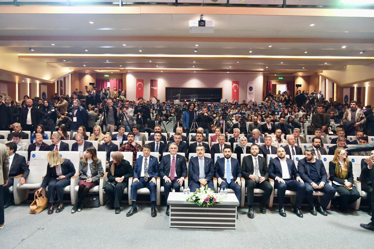 📍 Van | İhtisas Akademi

Milli Eğitim Bakanımız Sayın Yusuf Tekin’in teşrifleriyle Van’da, İhtisas Akademi çatısı altında bir araya gelen gençlerimizin heyecanına ortak olduk.

Eğitimle büyüyen, değerleriyle yükselen bir neslin inşasında atılan her adım, ülkemizin geleceğine