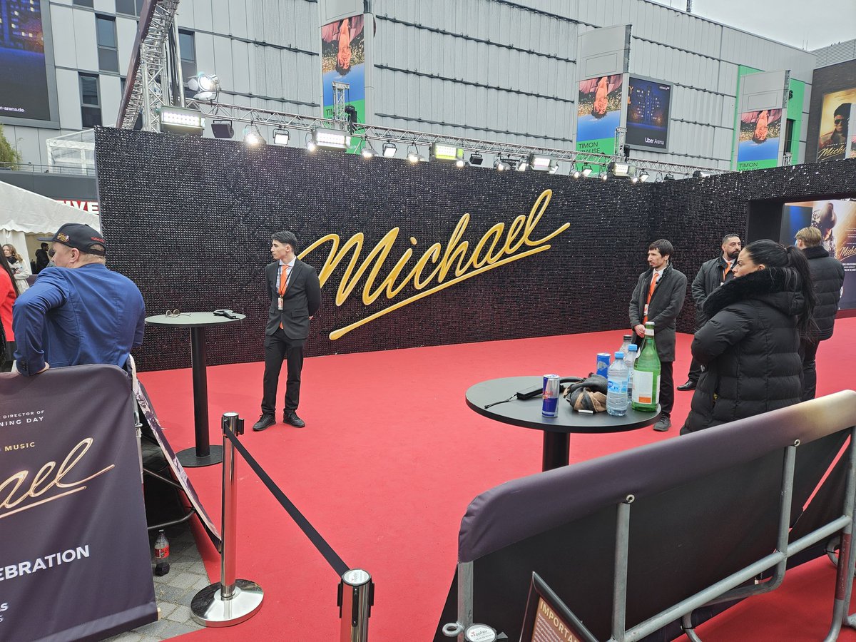 𝑻𝒊𝒏𝒌 tweet media